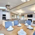 Bramble With Hot Tub Holiday home *