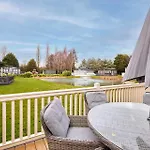 Bramble With Hot Tub Holiday home