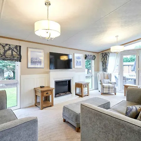 別荘 Bramble With Hot Tub